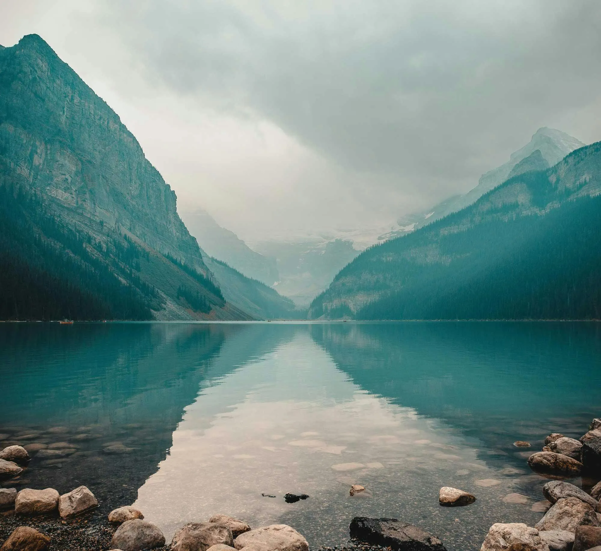 Calming mountains and lake